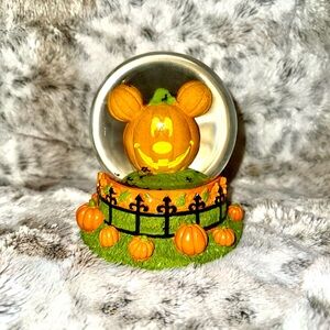 Halloween Mickey Pumpkin Snow Globe
